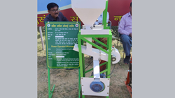 Tech Empowers Farmers: Power-Operated Winnower Cleans Grains with Ease